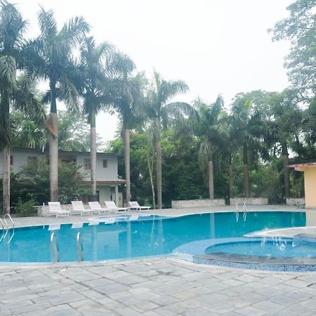 Chitwan Paradise Hotel Sauraha Buitenkant foto