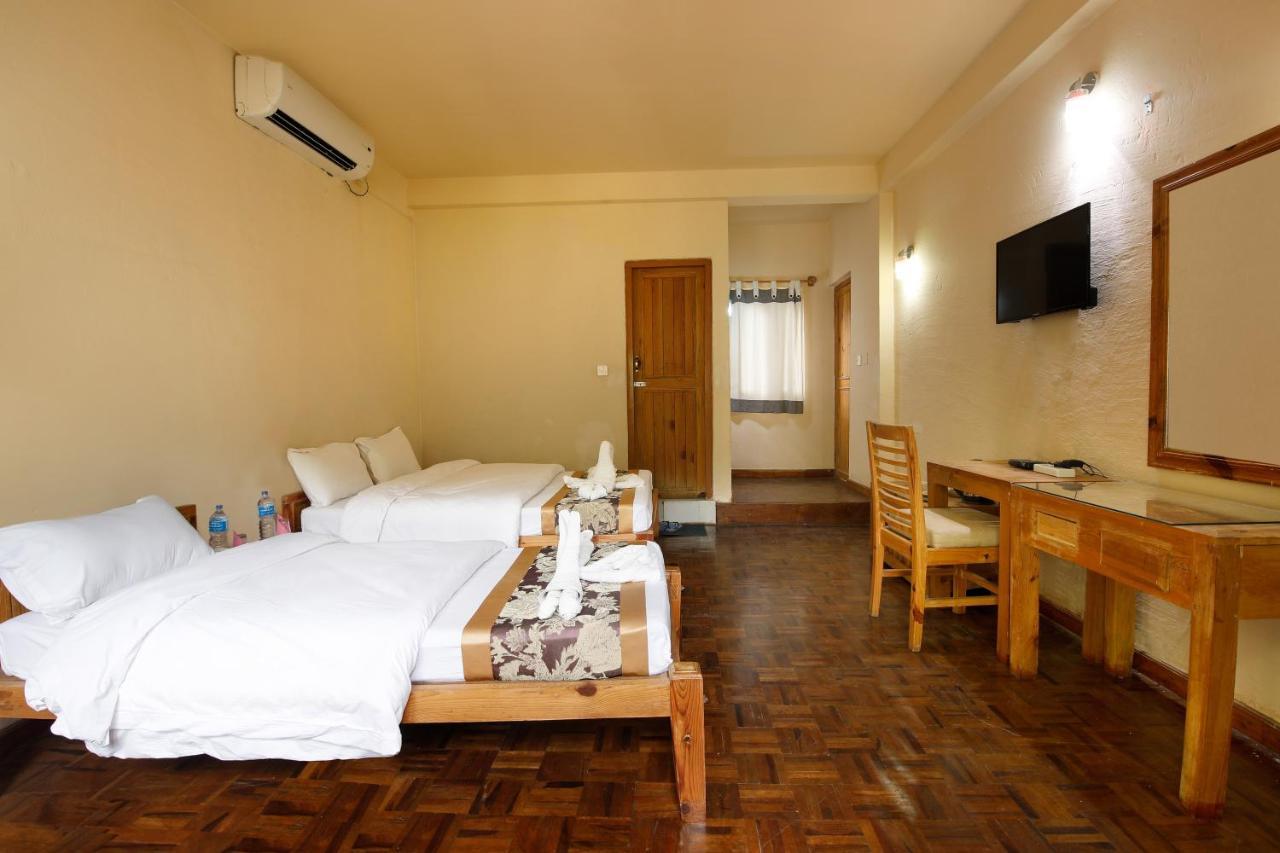 Chitwan Paradise Hotel Sauraha Buitenkant foto