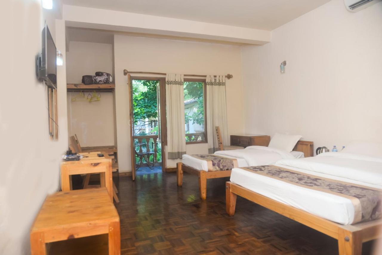 Chitwan Paradise Hotel Sauraha Buitenkant foto