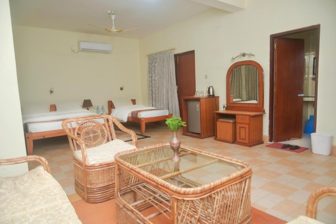Chitwan Paradise Hotel Sauraha Buitenkant foto