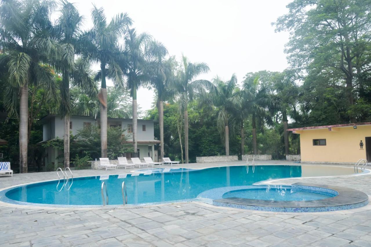 Chitwan Paradise Hotel Sauraha Buitenkant foto