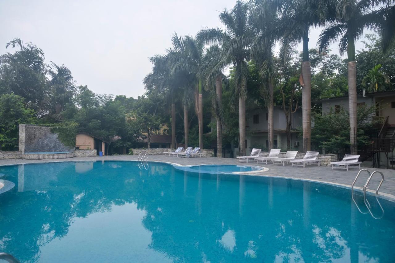 Chitwan Paradise Hotel Sauraha Buitenkant foto