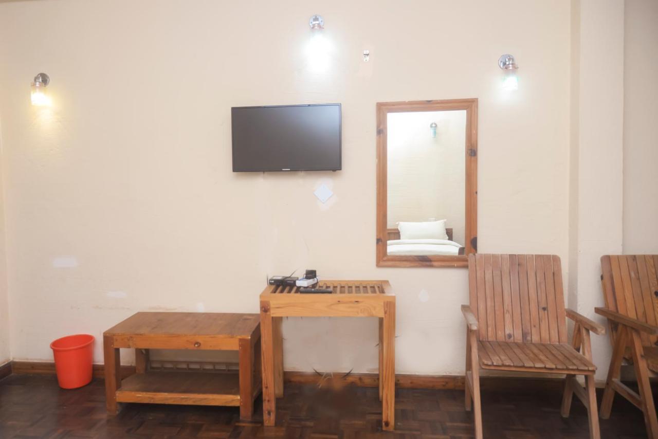 Chitwan Paradise Hotel Sauraha Buitenkant foto