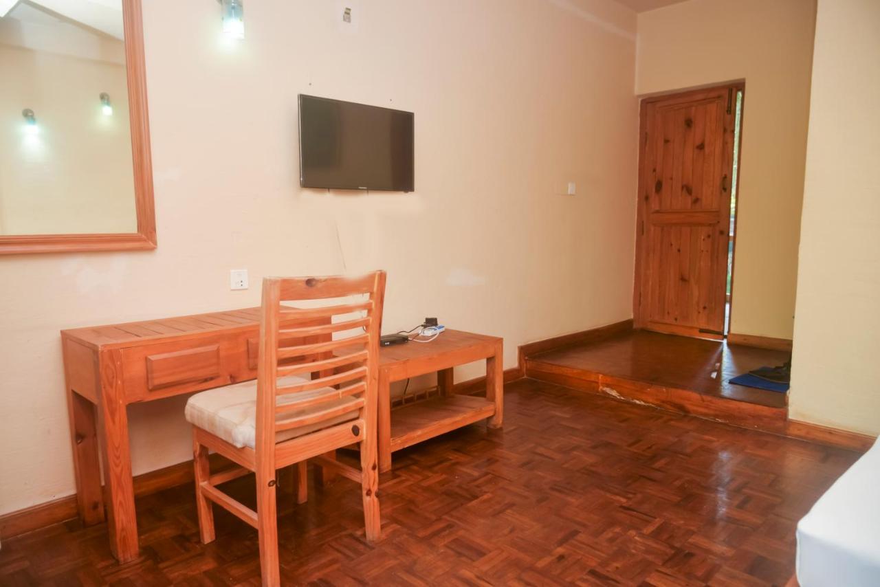 Chitwan Paradise Hotel Sauraha Buitenkant foto