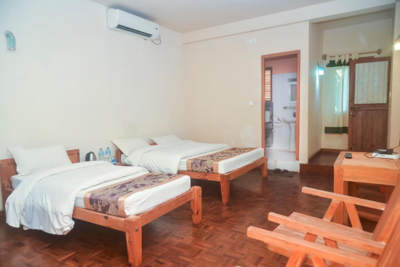 Chitwan Paradise Hotel Sauraha Buitenkant foto