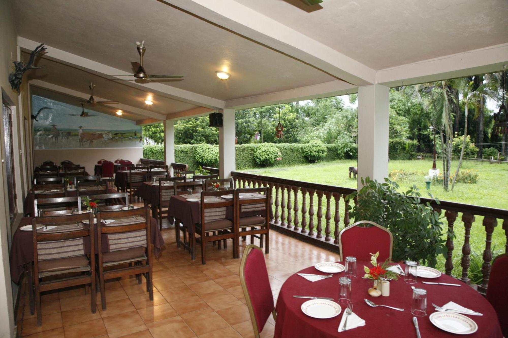 Chitwan Paradise Hotel Sauraha Buitenkant foto