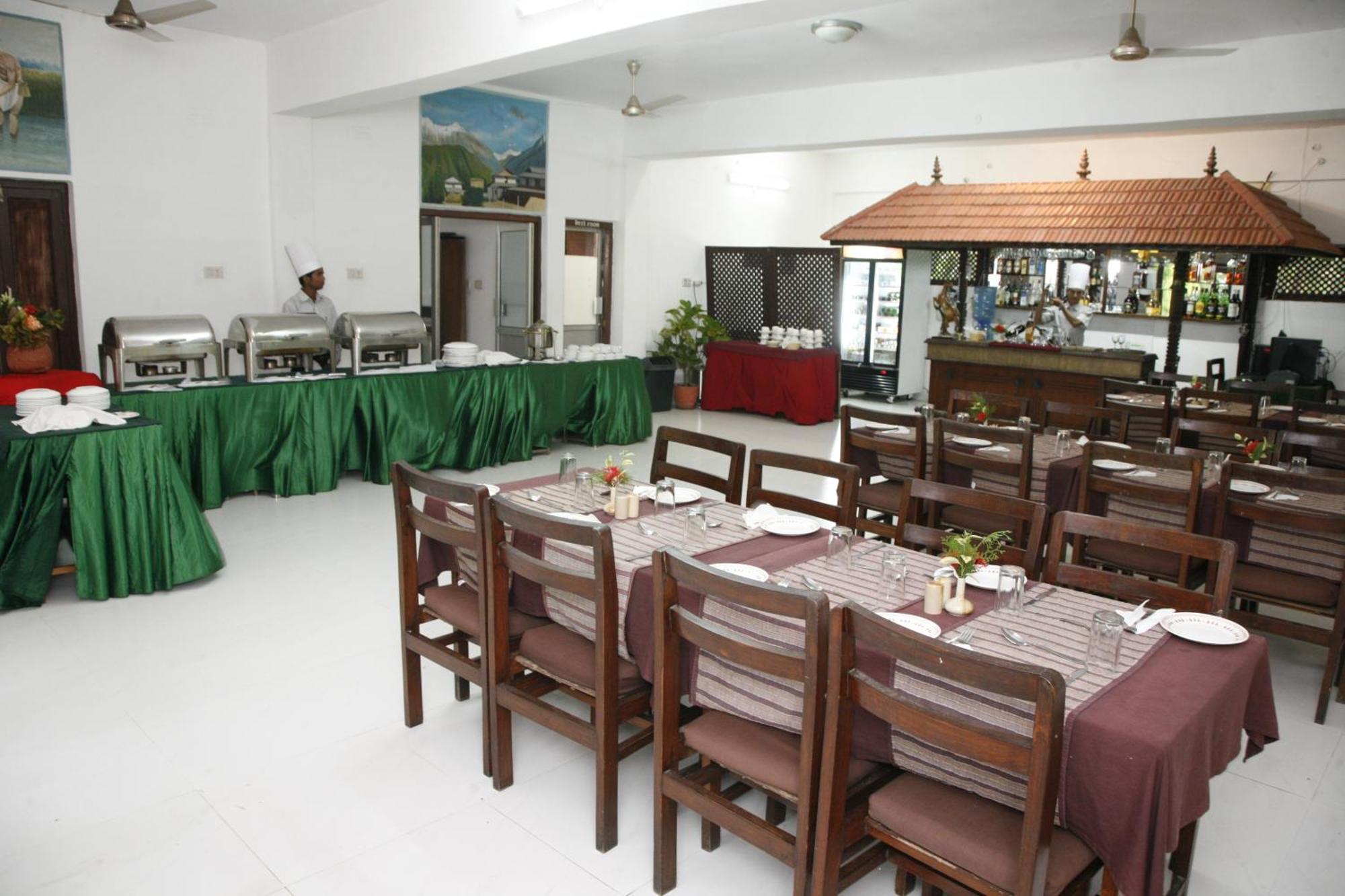 Chitwan Paradise Hotel Sauraha Buitenkant foto