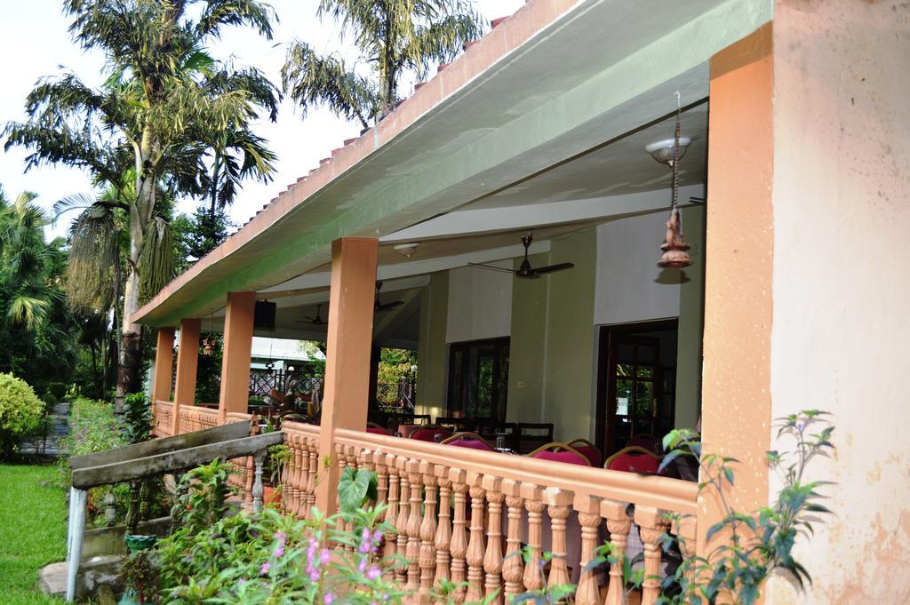 Chitwan Paradise Hotel Sauraha Buitenkant foto