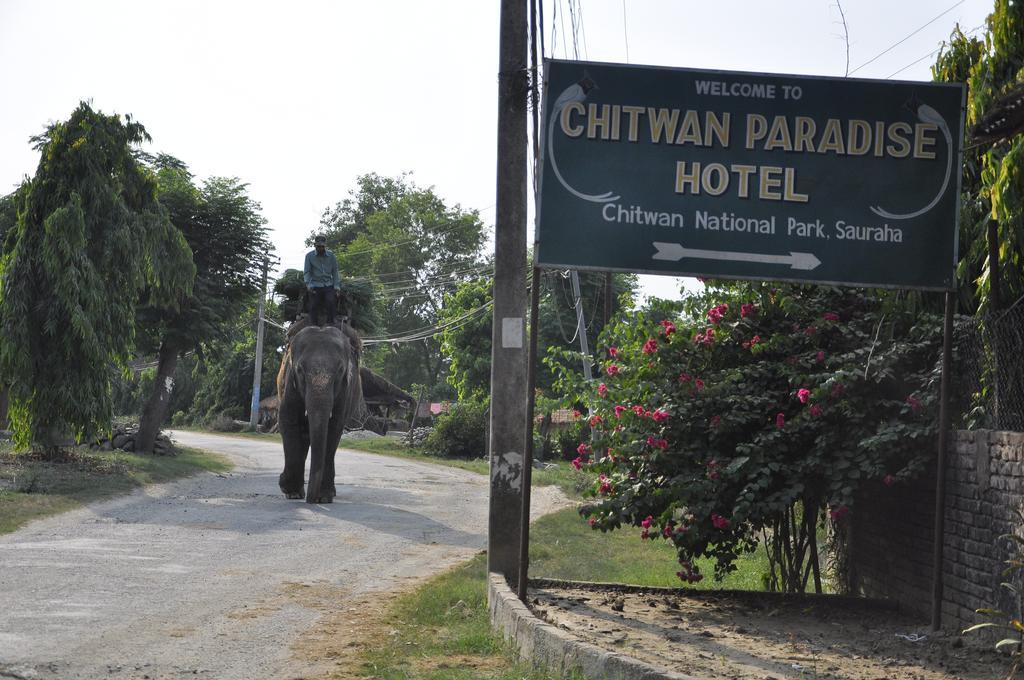 Chitwan Paradise Hotel Sauraha Buitenkant foto
