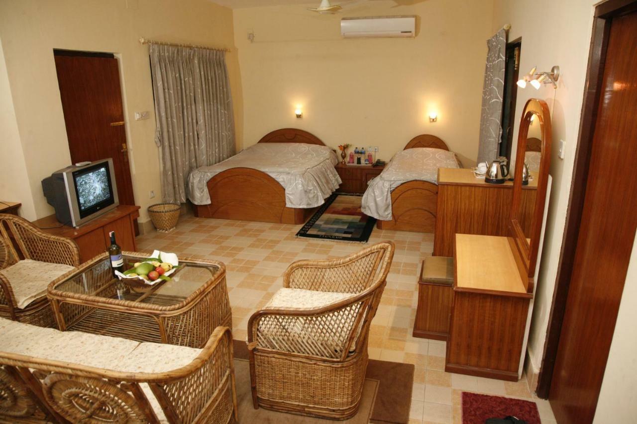 Chitwan Paradise Hotel Sauraha Buitenkant foto