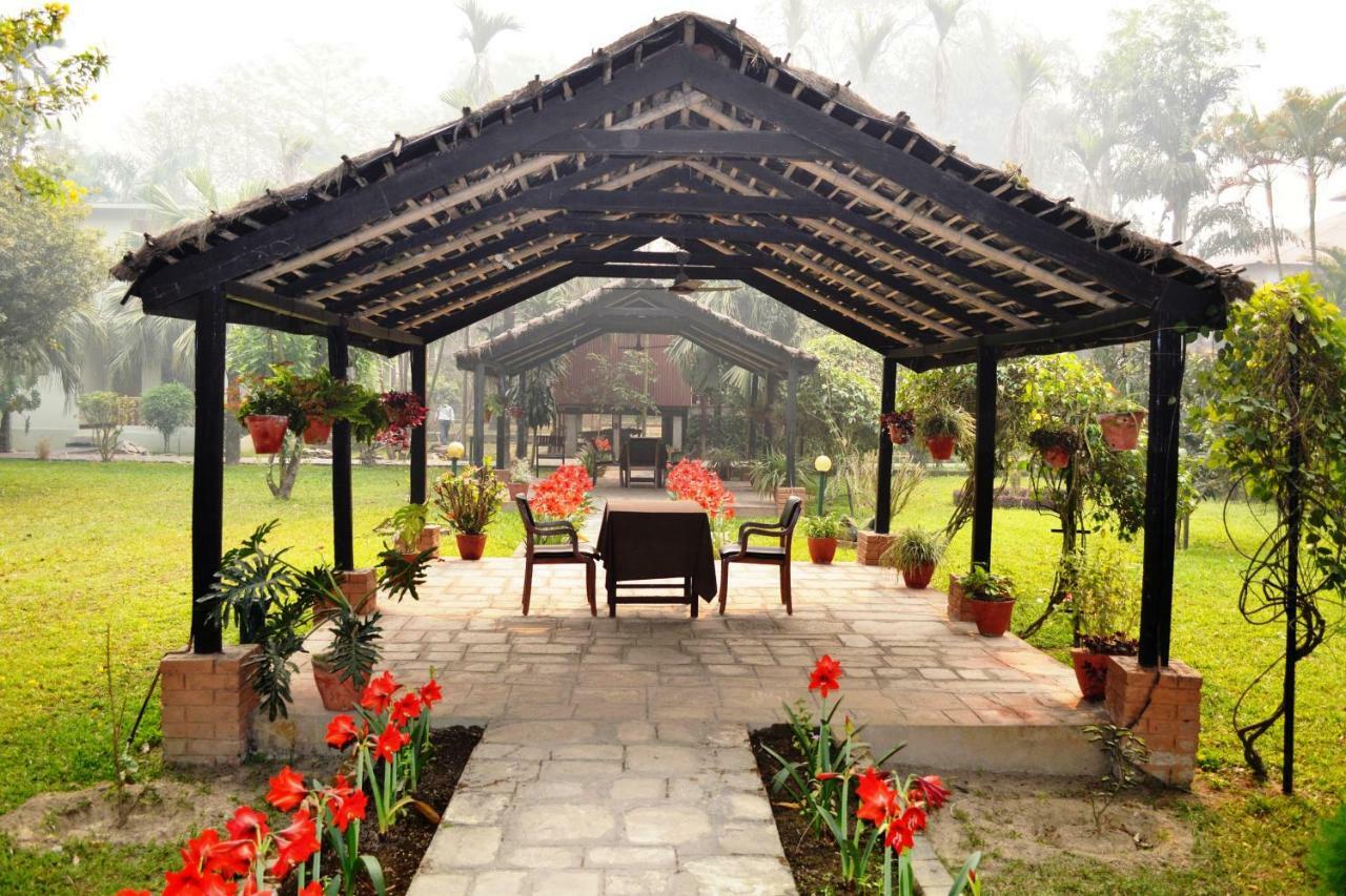 Chitwan Paradise Hotel Sauraha Buitenkant foto