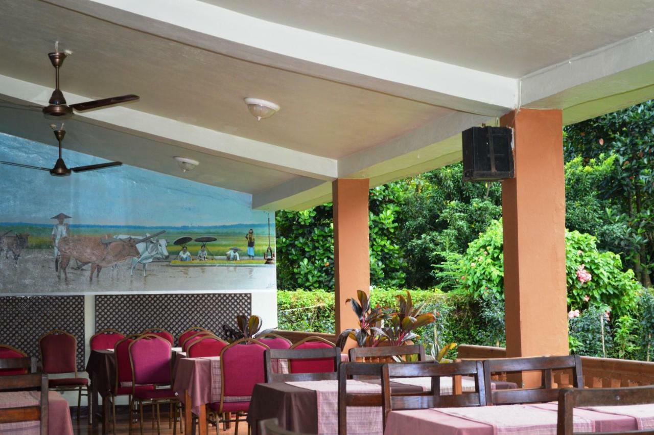 Chitwan Paradise Hotel Sauraha Buitenkant foto