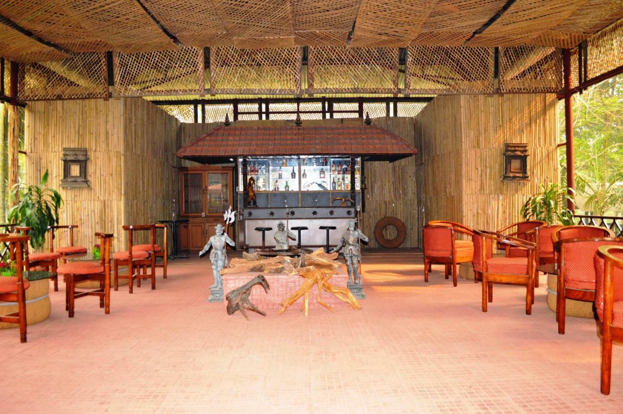 Chitwan Paradise Hotel Sauraha Buitenkant foto