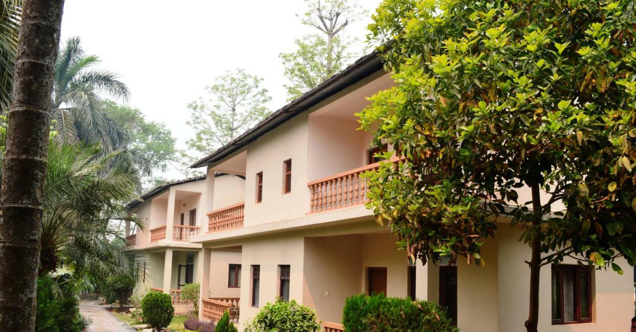 Chitwan Paradise Hotel Sauraha Buitenkant foto