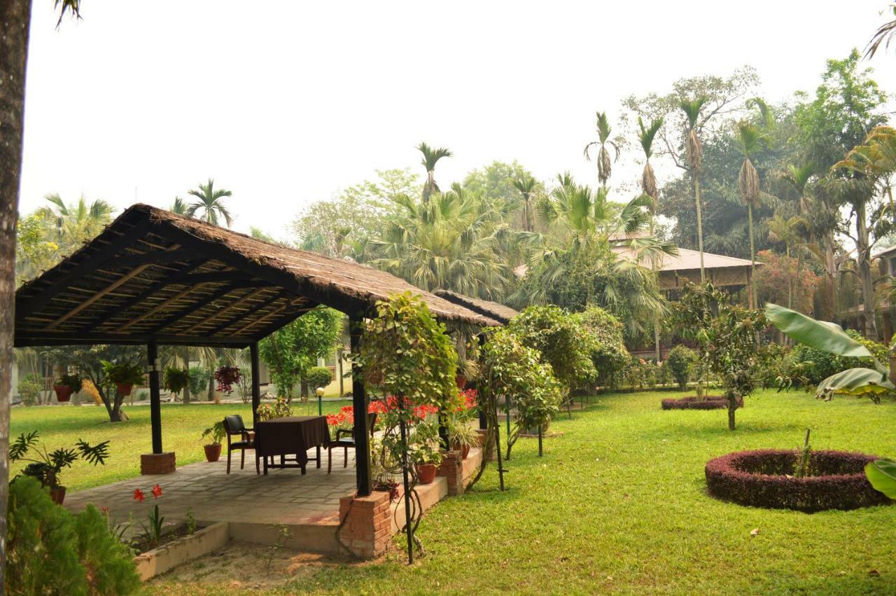 Chitwan Paradise Hotel Sauraha Buitenkant foto