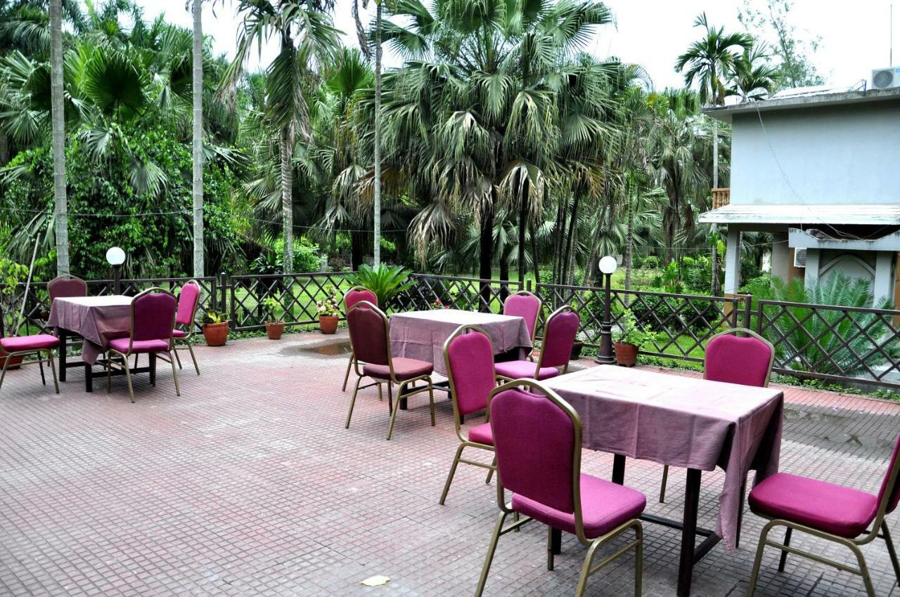 Chitwan Paradise Hotel Sauraha Buitenkant foto
