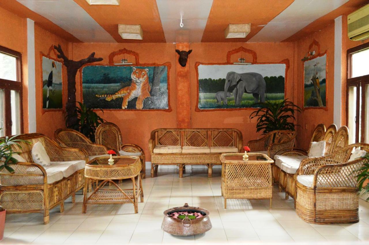Chitwan Paradise Hotel Sauraha Buitenkant foto