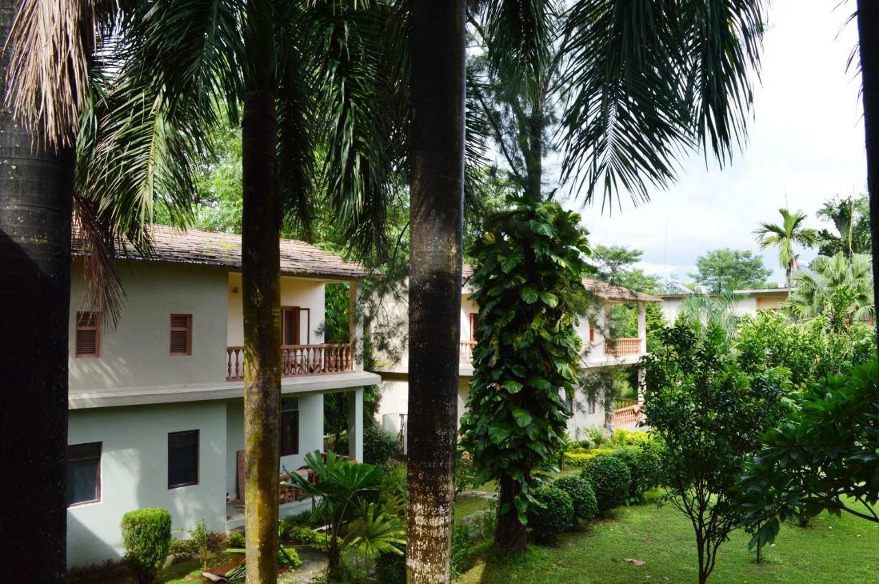 Chitwan Paradise Hotel Sauraha Buitenkant foto