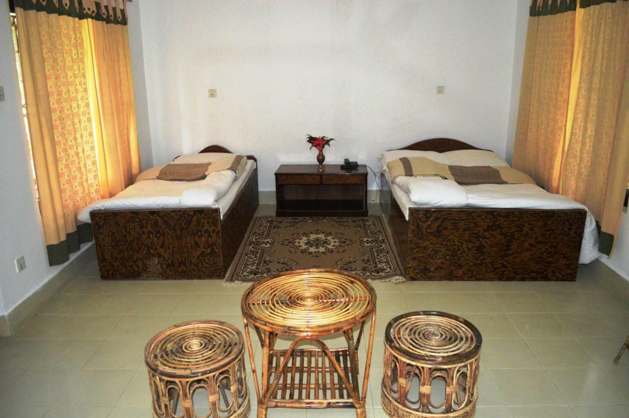 Chitwan Paradise Hotel Sauraha Buitenkant foto