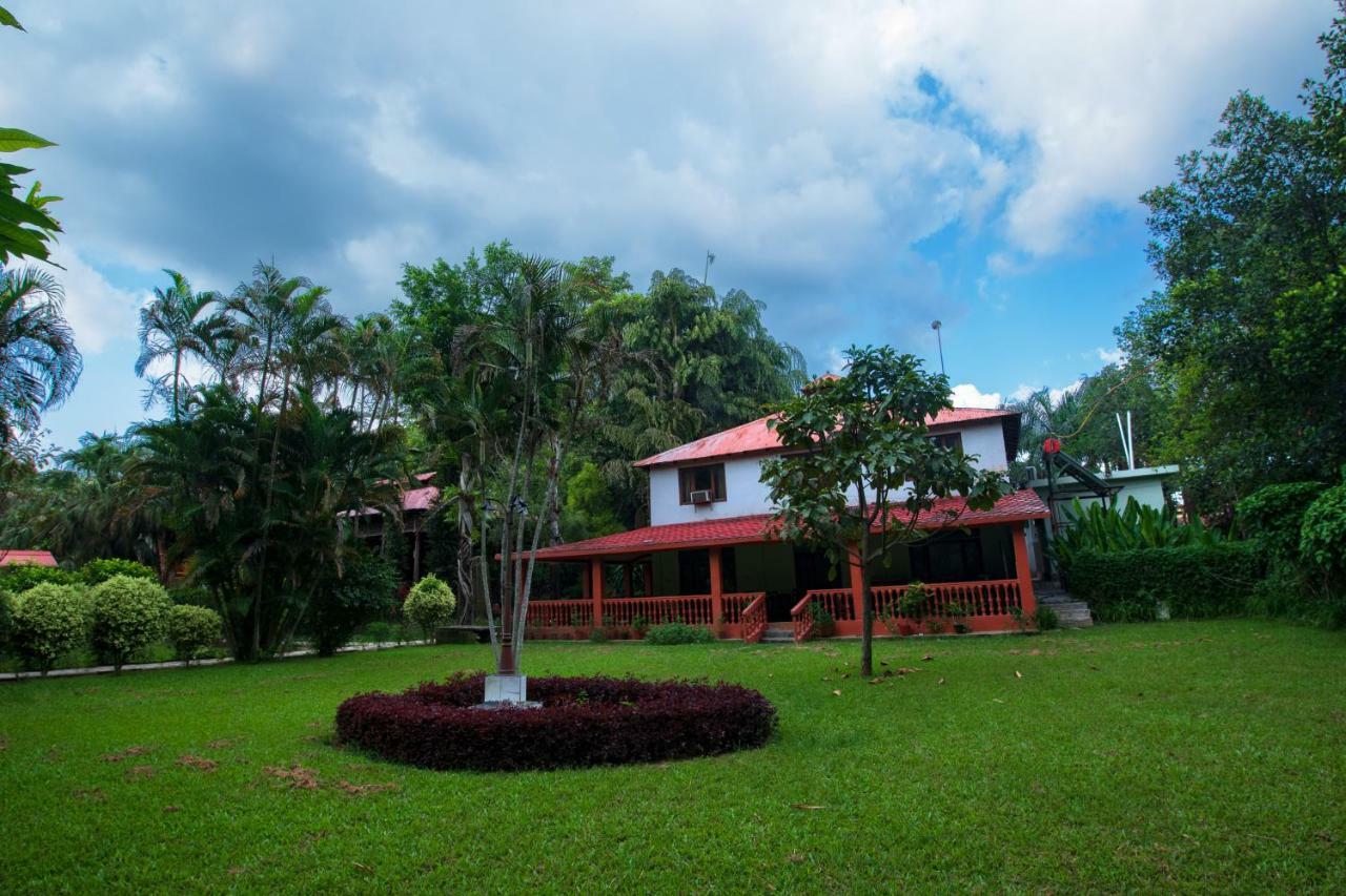 Chitwan Paradise Hotel Sauraha Buitenkant foto
