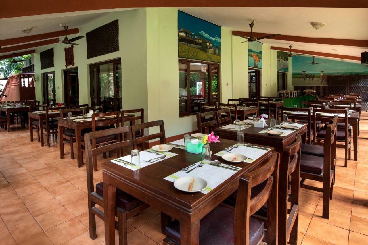 Chitwan Paradise Hotel Sauraha Buitenkant foto
