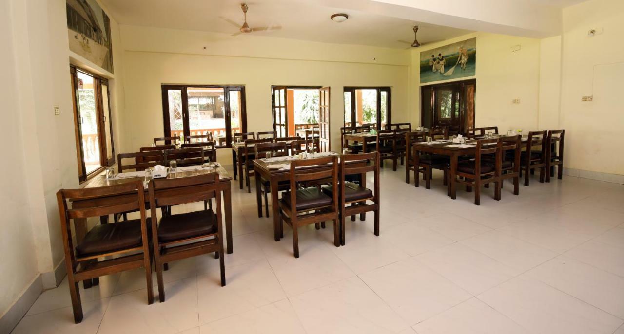 Chitwan Paradise Hotel Sauraha Buitenkant foto