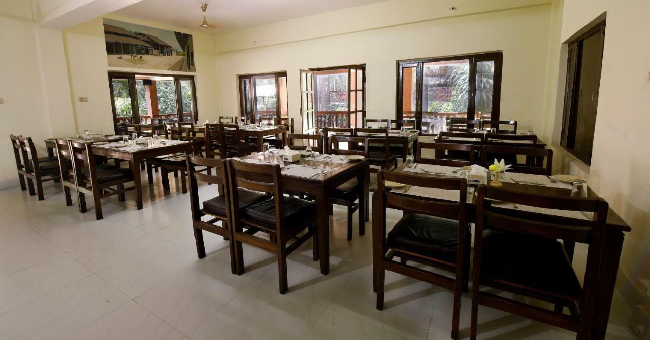 Chitwan Paradise Hotel Sauraha Buitenkant foto